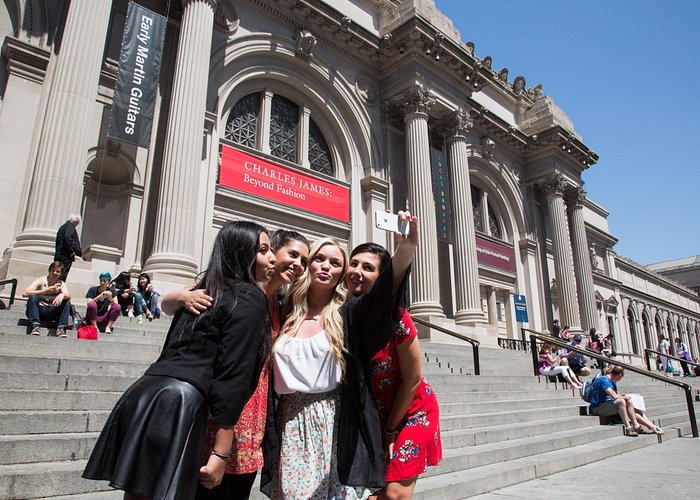 New York City Gossip Girl TV Show Sites Bus Tour - The Empire Hotel and Serena’s movie theater