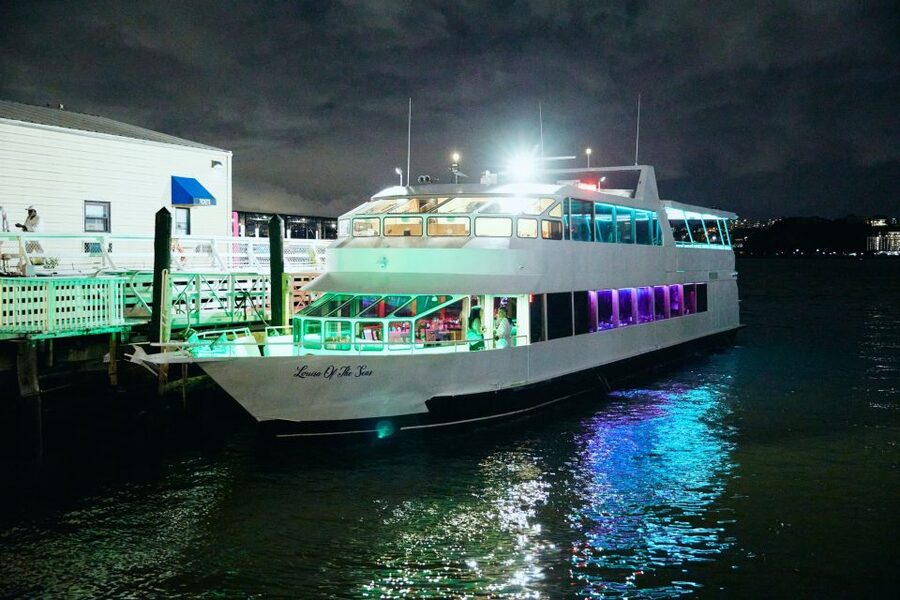 New York City: Gourmet Dinner Cruise with Live Music - Should you book the New York gourmet dinner cruise?