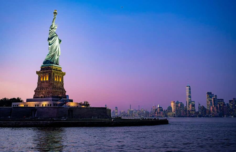 New York City: Gourmet Dinner Cruise with Live Music - Regular or VIP: which ticket makes sense?