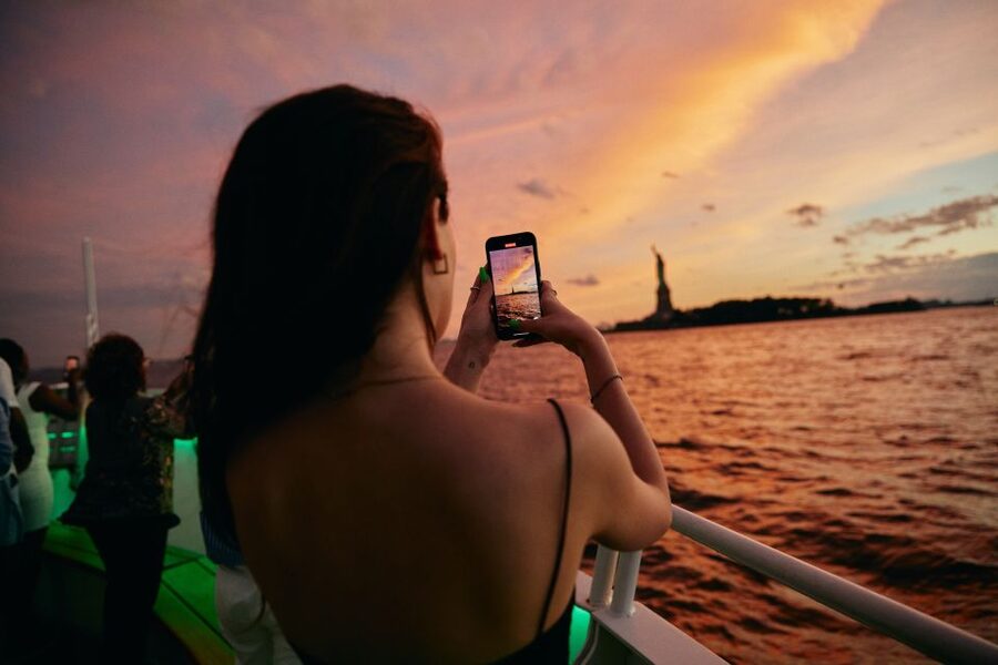 New York City: Gourmet Dinner Cruise with Live Music - How the price compares with a night on land