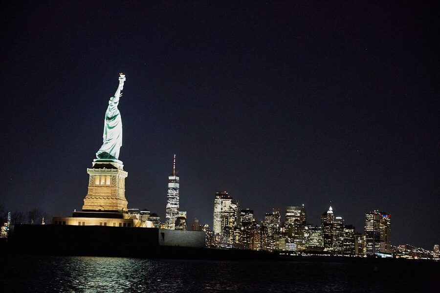 New York City: Holiday Jazz Classic Motor Yacht Cruise - Who should choose another option