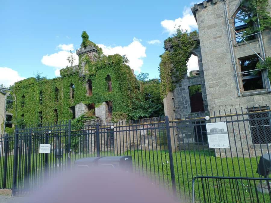 New York City: Roosevelt Island Walking Tour with Tram Ride - A farmhouse and the 1872 Blackwell Island Lighthouse