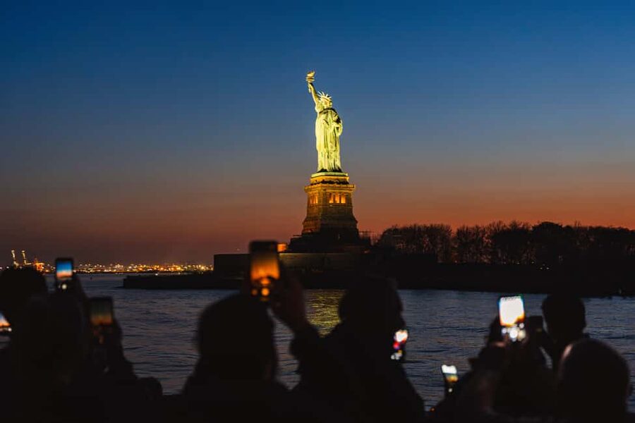 New York City: Sip 'N Groove Evening Cruise with Live DJ - A New York skyline cruise with a dance floor