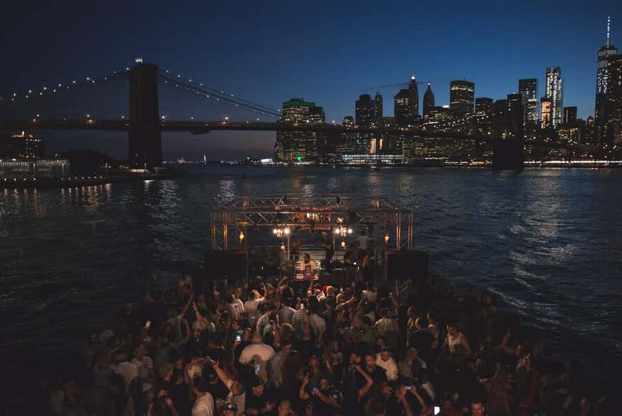 New York City: Sip 'N Groove Evening Cruise with Live DJ - Three bridge crossings with a changing city view