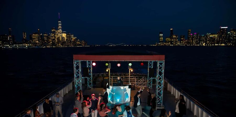 New York City: Sip 'N Groove Evening Cruise with Live DJ - Starting at Circle Line in Midtown Manhattan