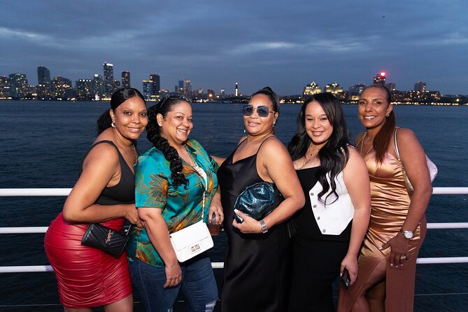 New York City Skyline Dinner Cruise - The route: Manhattan, Brooklyn, and Jersey City
