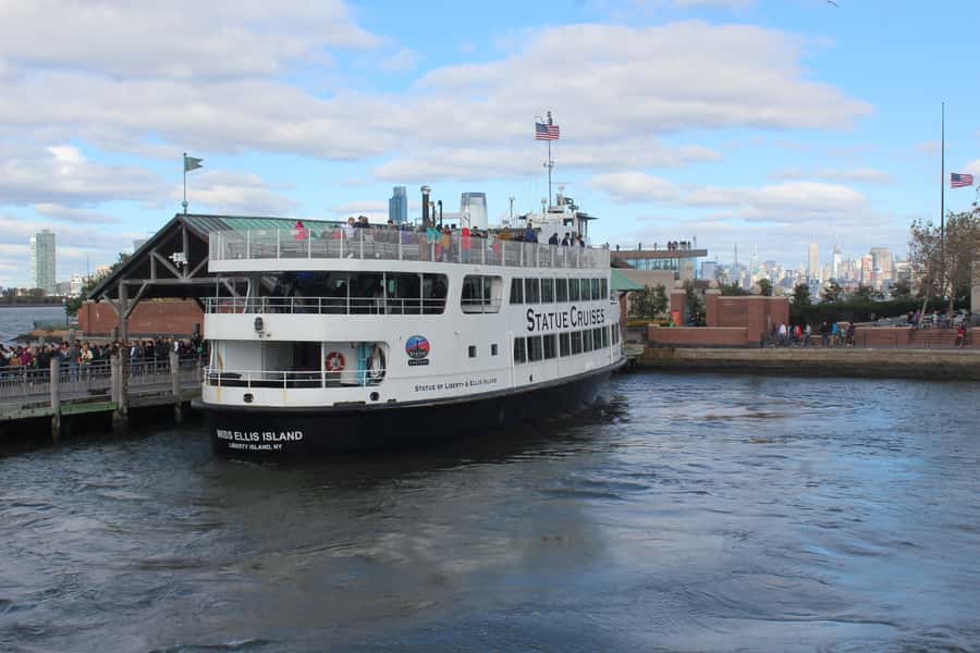 New York City: Statue of Liberty & Ellis Island Guided Tour - Live guide, audio guide, or both?