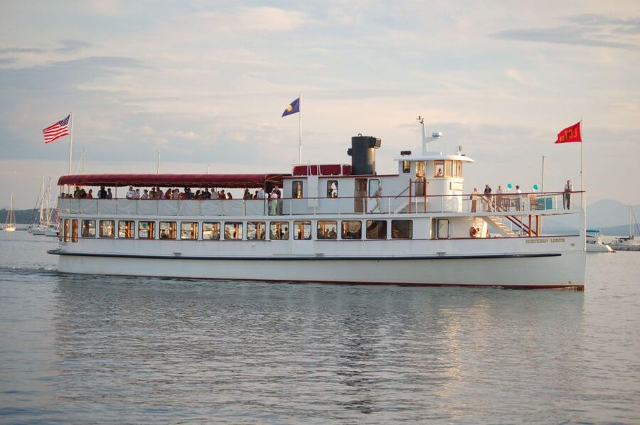 New York City: Weekend Holiday Brunch Cruise - Service, comfort, and a few sensible cautions