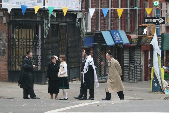 New York contrasts: Manhattan, The Bronx, Queens & Brooklyn - Williamsburg offers a brief look at Brooklyn