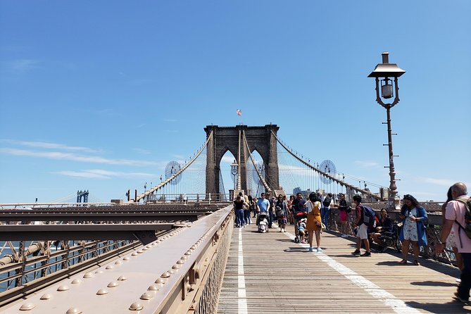 New York Contrasts Tour - DUMBO: ending under the Brooklyn Bridge area