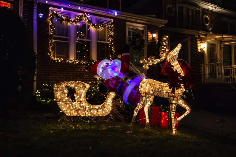 New York: Dyker Heights Christmas Lights Guided Tour - Why Dyker Heights feels different from Manhattan Christmas sights