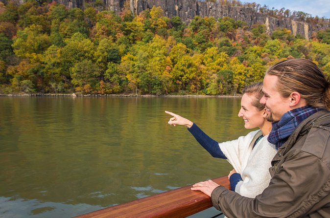 New York Fall Foliage Cruise up the Hudson River - The Palisades and the question of fall color