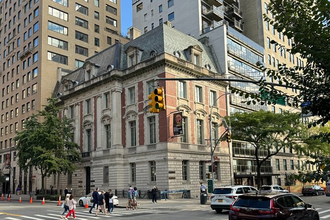 New York Upper East Side Art and Architecture Tour - The Plaza meeting point and the Fifth Avenue setting