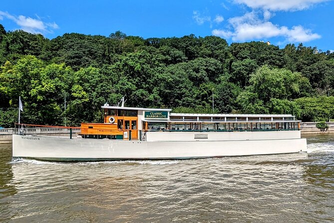 New York Urban Wildlife Sunset Boat Tour - Roosevelt Island and the city between boroughs