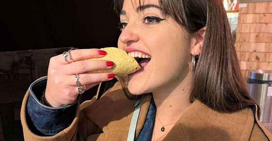No Diet Club - Best street food tour in Brooklyn ! (NYC) - Ecuadorian empanadas inside a downtown food hall