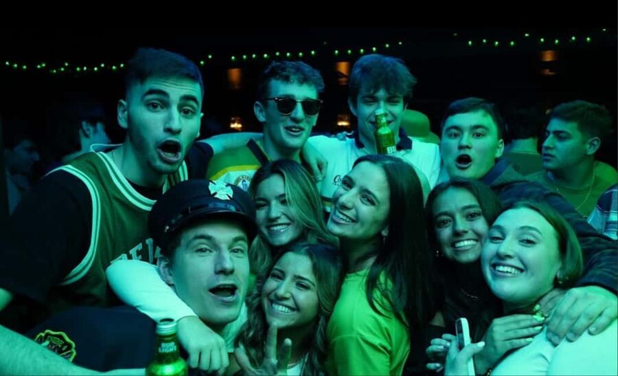 NYC Bar Tour: Gangsters, Heroes + Bright Lights of Broadway - Scavenger hunts, questions, and prizes