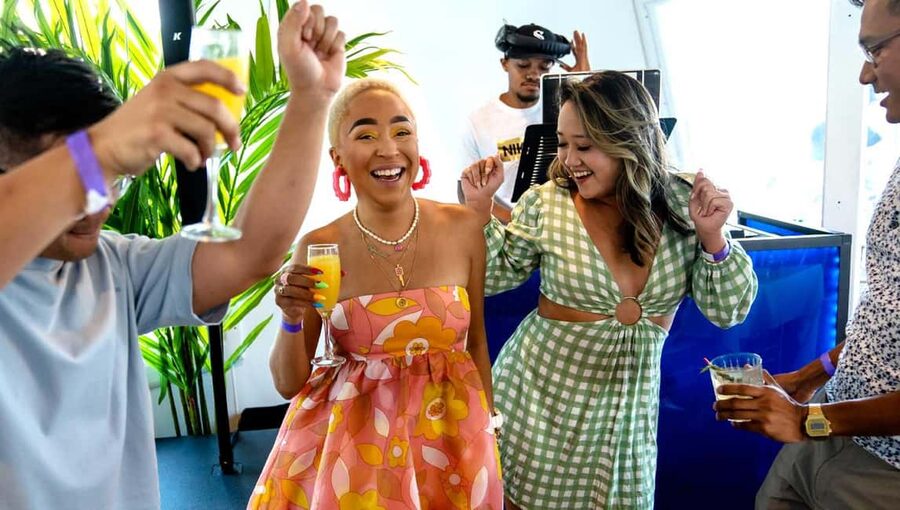 NYC: Bottomless Brunch Cruise - The host and the mood onboard