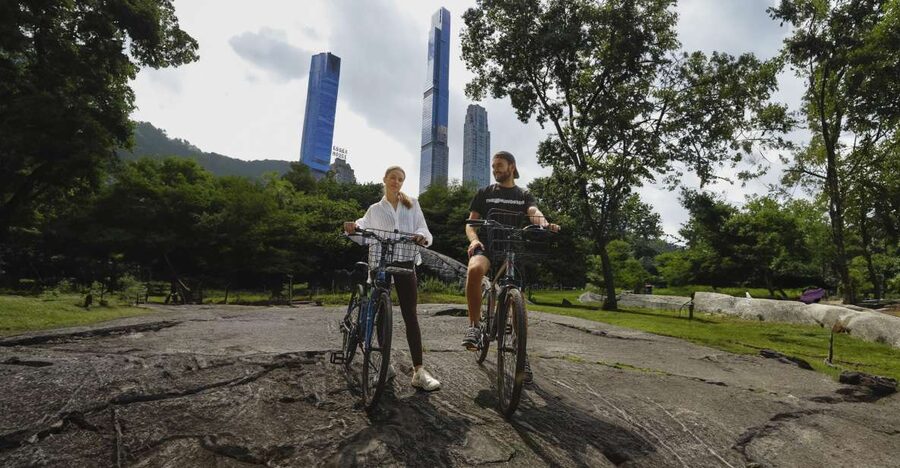 NYC: Central Park Bike Rental - The short ride from the shop to the park