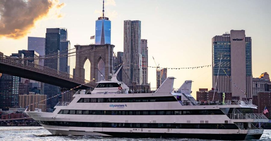 NYC: Christmas Eve Buffet Lunch or Dinner Harbor Cruise - Lunch or dinner: which option fits better?
