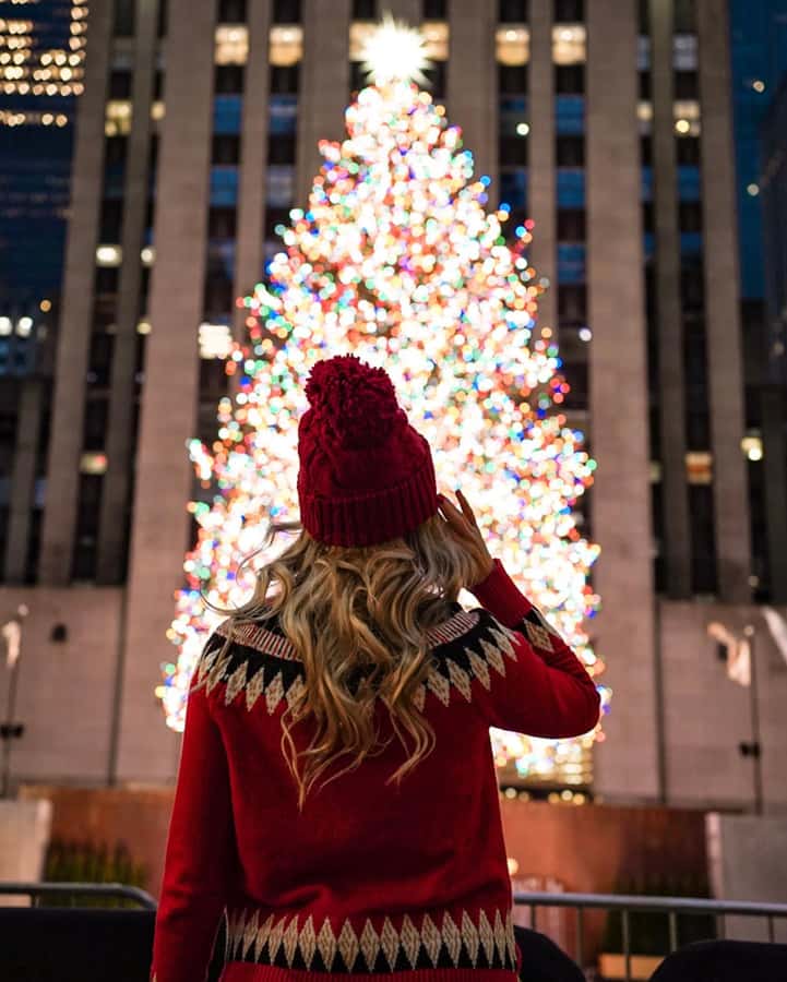 NYC: Christmas Holiday Guided Walking Tour with Dessert - A Christmas walk built around famous New York scenes