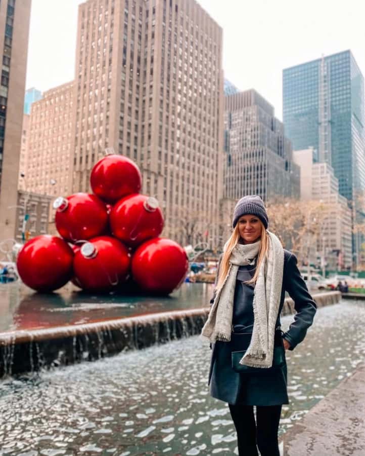 NYC: Christmas Holiday Guided Walking Tour with Dessert - Times Square, Radio City, and Rockefeller Center