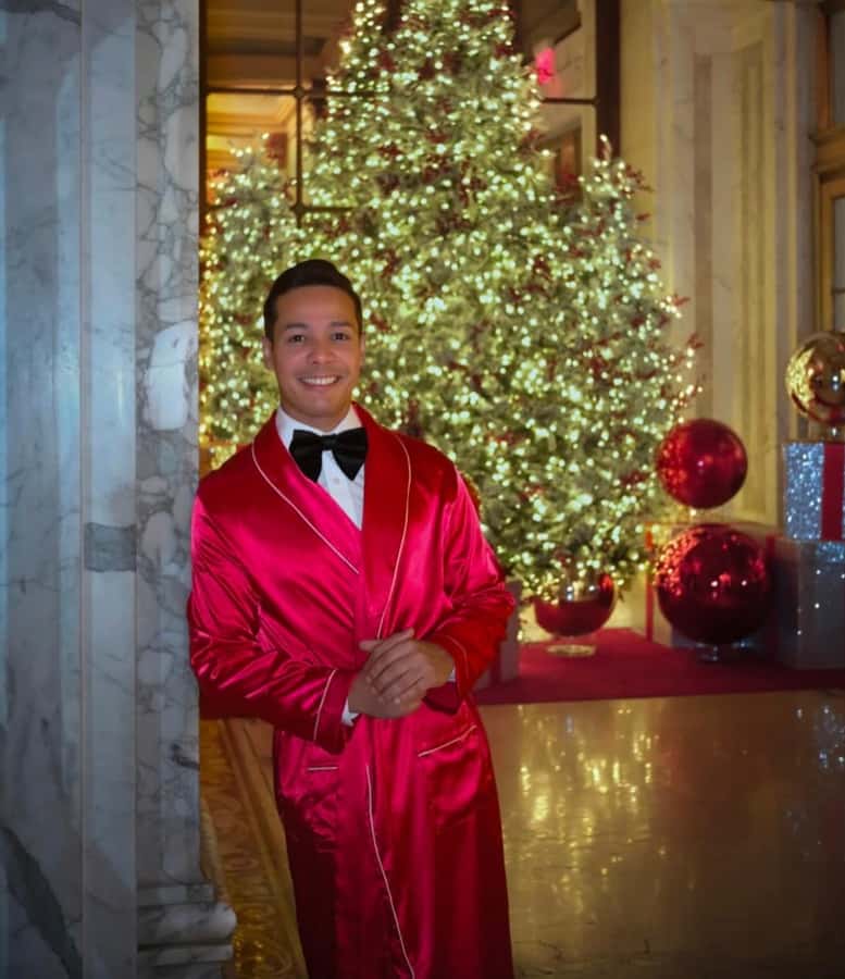 NYC: Christmas Holiday Guided Walking Tour with Dessert - How fast is the two-hour pace?
