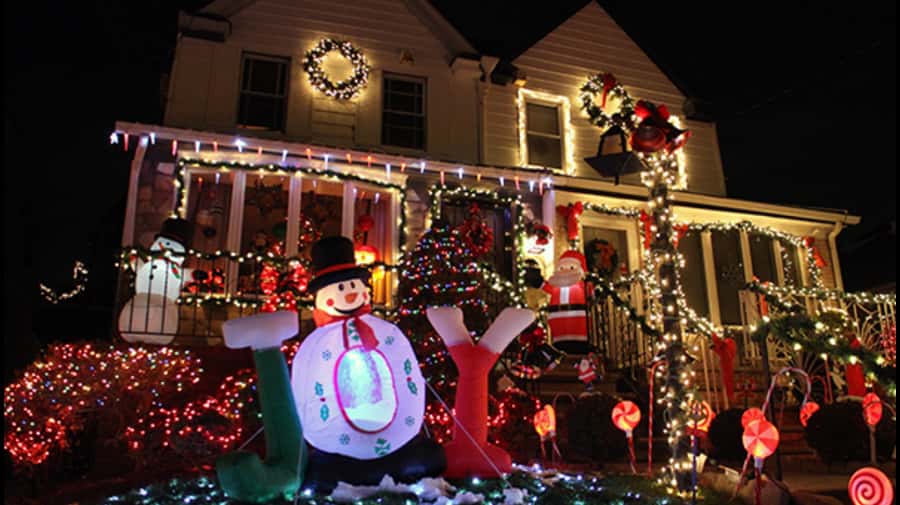 NYC: Christmas Lights Dyker Heights, Bay Ridge and DUMBO - The 50-minute Dyker Heights walking tour