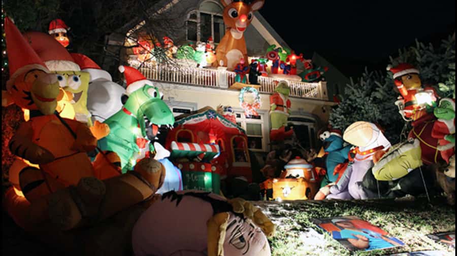 NYC: Christmas Lights Dyker Heights, Bay Ridge and DUMBO - English or Spanish guiding
