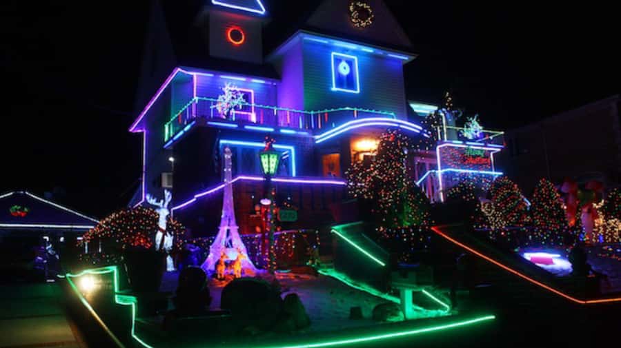 NYC: Christmas Lights Tour and Dyker Heights - Cold weather is part of the experience
