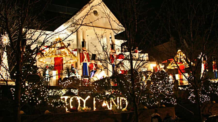 NYC: Christmas Lights Tour and Dyker Heights - English or Spanish guiding, with some variation