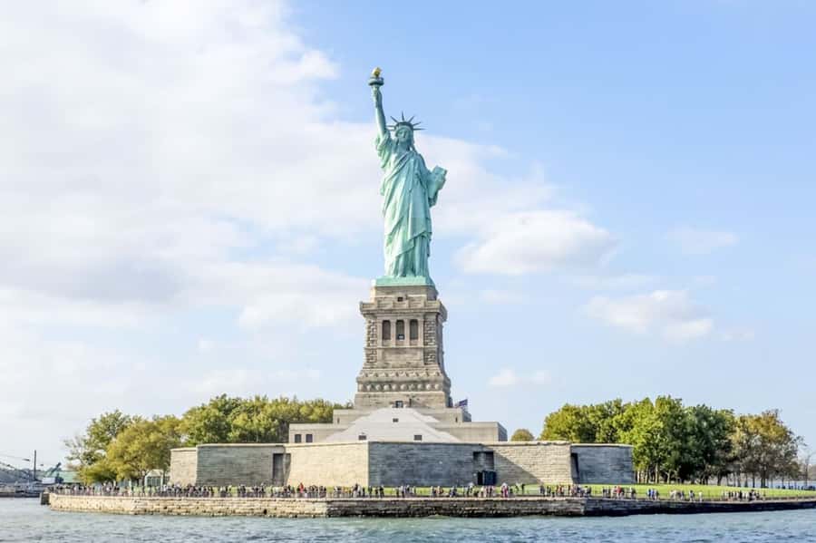 NYC: Circle Line 1-Hr Statue of Liberty Skip-The-Line Cruise - The Empire State Building and Chrysler Building from the Water