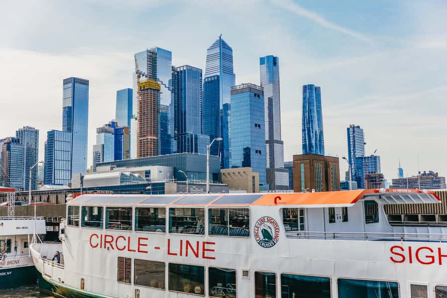 NYC: Circle Line 2.5 Hour Best of NYC Boat Cruise - The guide is a major part of the experience