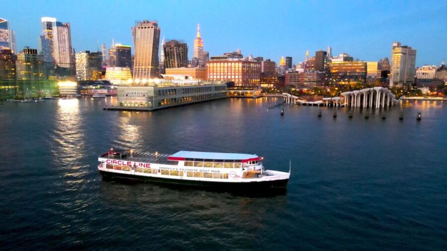NYC: Circle Line 2h Harbor Lights Cruise Skip-The-Box-Office - The guides are a major part of the value