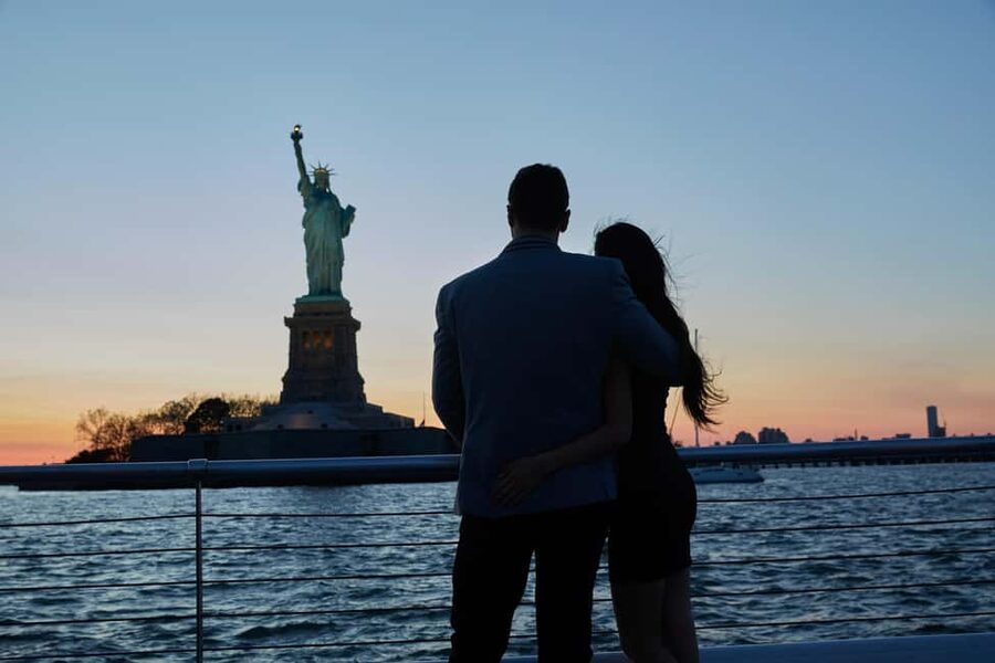 NYC: City Cruises Luxury Brunch, Lunch or Dinner Cruise - Music, narration, and the atmosphere onboard