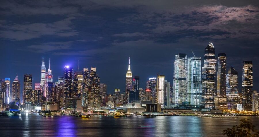 NYC: City Skyline Sightseeing MiniBus Tour at Night - Why crossing to New Jersey is the clever part