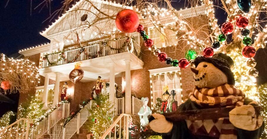 NYC: Dyker Heights and NYC Holiday Lights Luxury Bus Tour - Luxury bus or private SUV