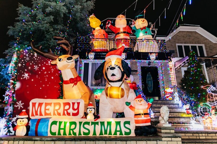 NYC: Dyker Heights Christmas Lights & Skyline View Bus Tour - Ending near Bryant Park Winter Village