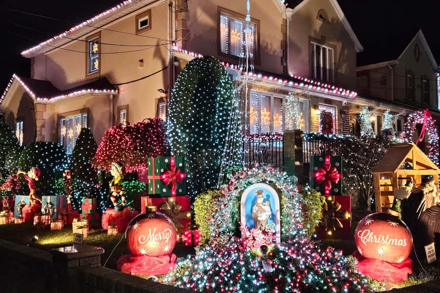 NYC: Dyker Heights Christmas Lights Tour with Hot Cocoa - Walking through Dyker Heights for one hour