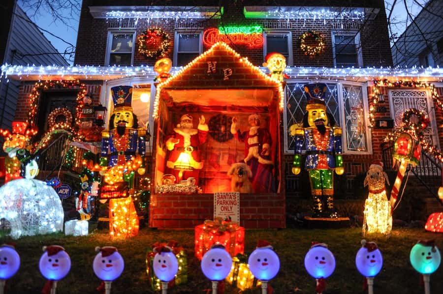 NYC: Dyker Heights Christmas Lights Tour with Hot Cocoa - How the guide can shape the evening