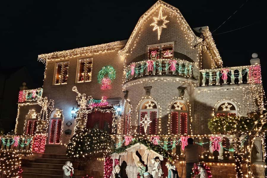 NYC: Dyker Heights Christmas Lights Tour with Hot Cocoa - Meeting at Times Square before the lights begin