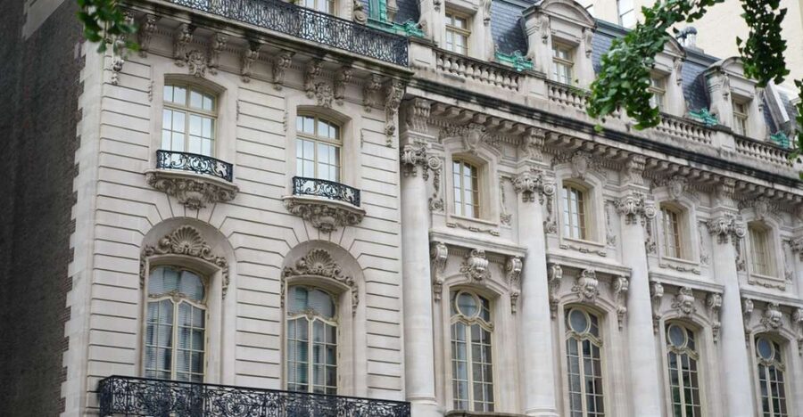 NYC: Fifth Ave Gilded Age Mansions Guided Walking Tour - Grand Army Plaza and the Plaza Hotel