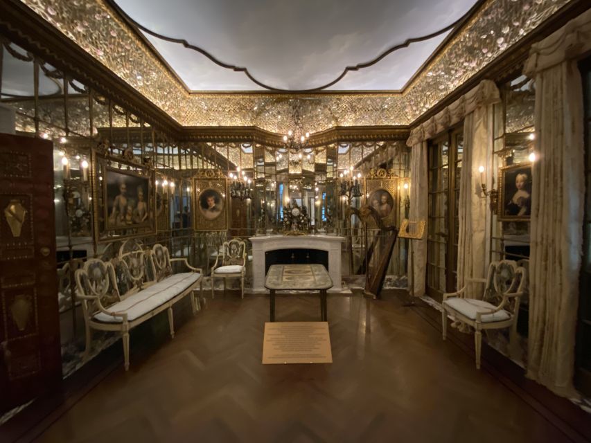 NYC: Gilded Age Mansions Guided Tour - Reading the mansion façades on foot