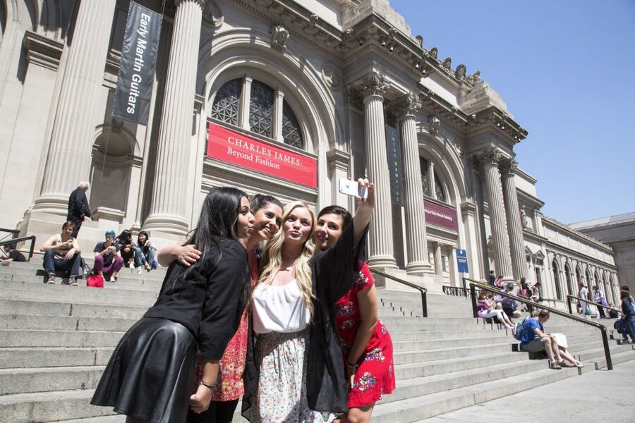 NYC: Gossip Girl Sites Bus Tour - The Met Steps photo stop