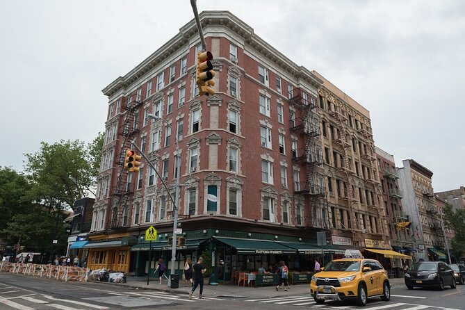NYC: Greenwich Village Food Tour with 6 Locals Favorites Dishes - The guide makes the difference