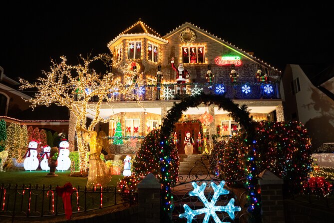 NYC Holiday Lights and Dyker Heights Luxury Bus Tour - Guides, music, and the tone of the ride