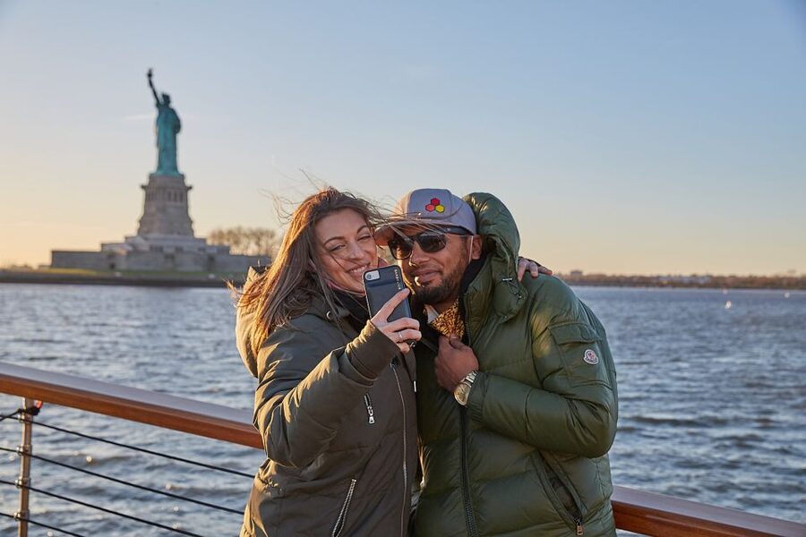 NYC: Holiday Yacht Cruise with Jazz, Cocoa & Carols - Cocoa, cookies, and your included drink