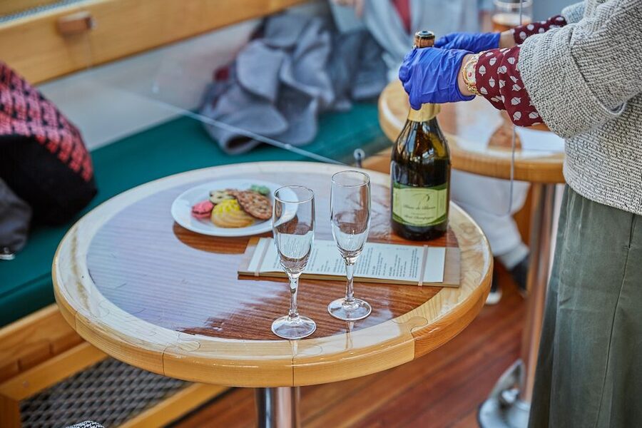 NYC: Holiday Yacht Cruise with Jazz, Cocoa & Carols - The Statue of Liberty moment