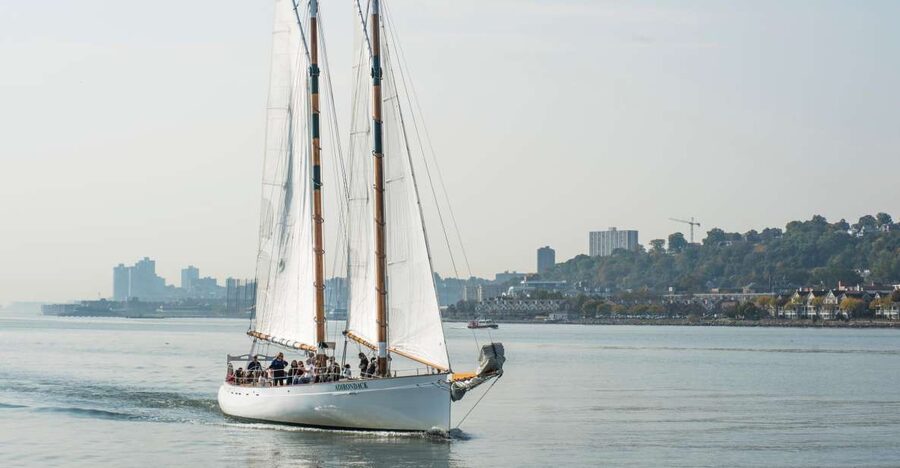 NYC: Hudson River Fall Foliage Sailing Trip - Reaching the Palisades in autumn