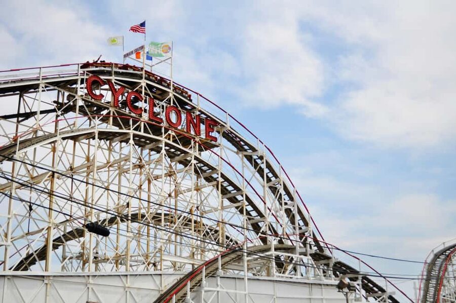 NYC: Iconic Brooklyn - Bridge, Dumbo & Coney Island tour - The retro finale with a jukebox