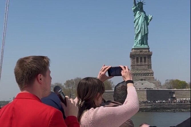 NYC Iconic Landmarks Cruise and Tour - What the guide adds to the ride